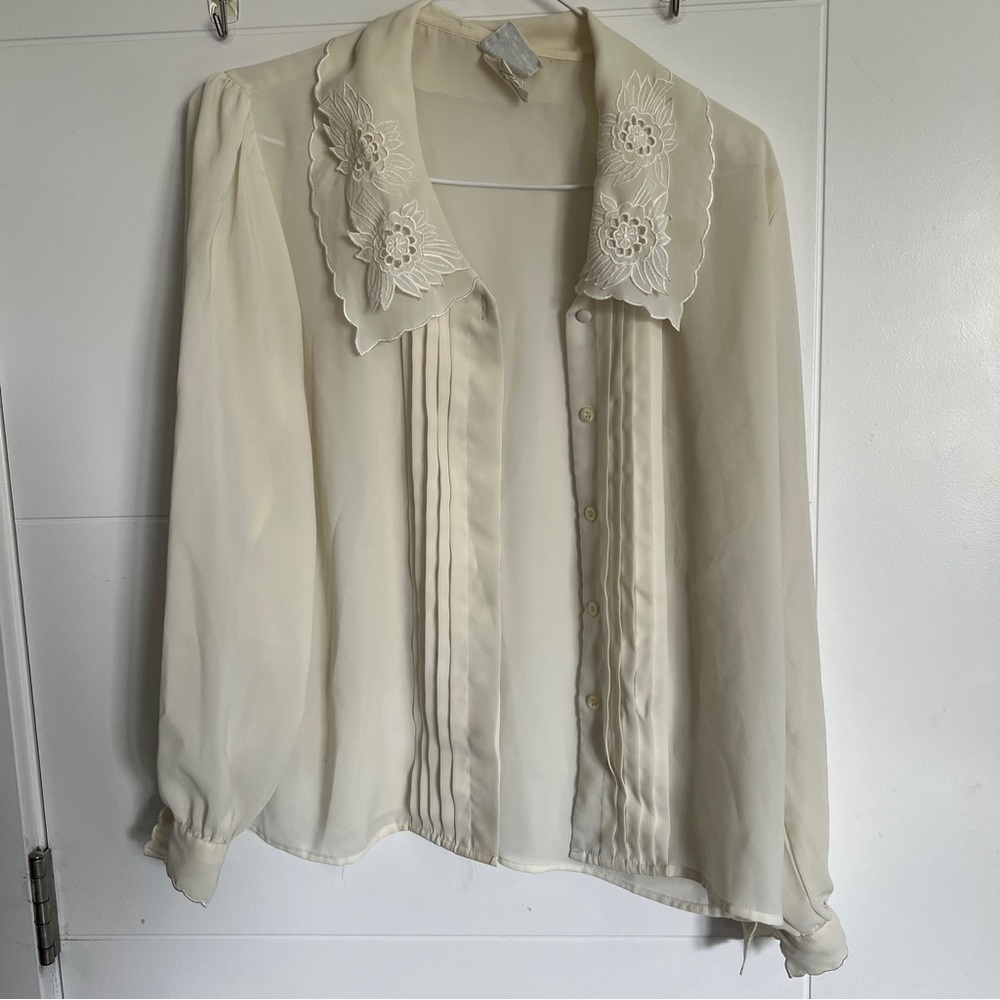 Vintage Elegant Cream Blouse with layered floral doily scalloped Collar